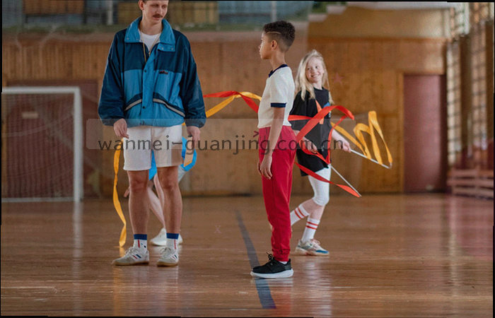 增长柱状图与足球图形结合的数据资产插画